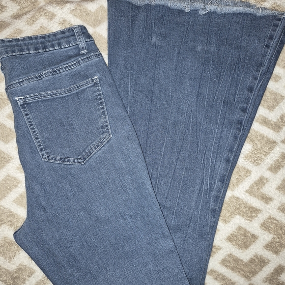 Womans Size 4 Shein Flared Jeans - Picture 3 of 6